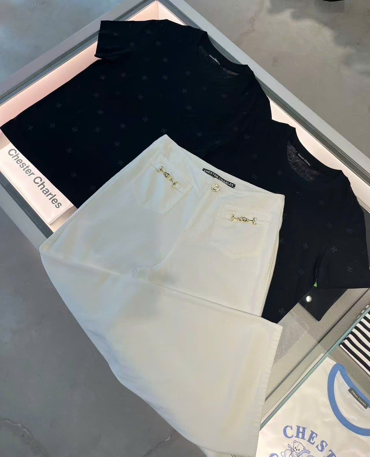  Áo phông đen chấm logo ss25 
