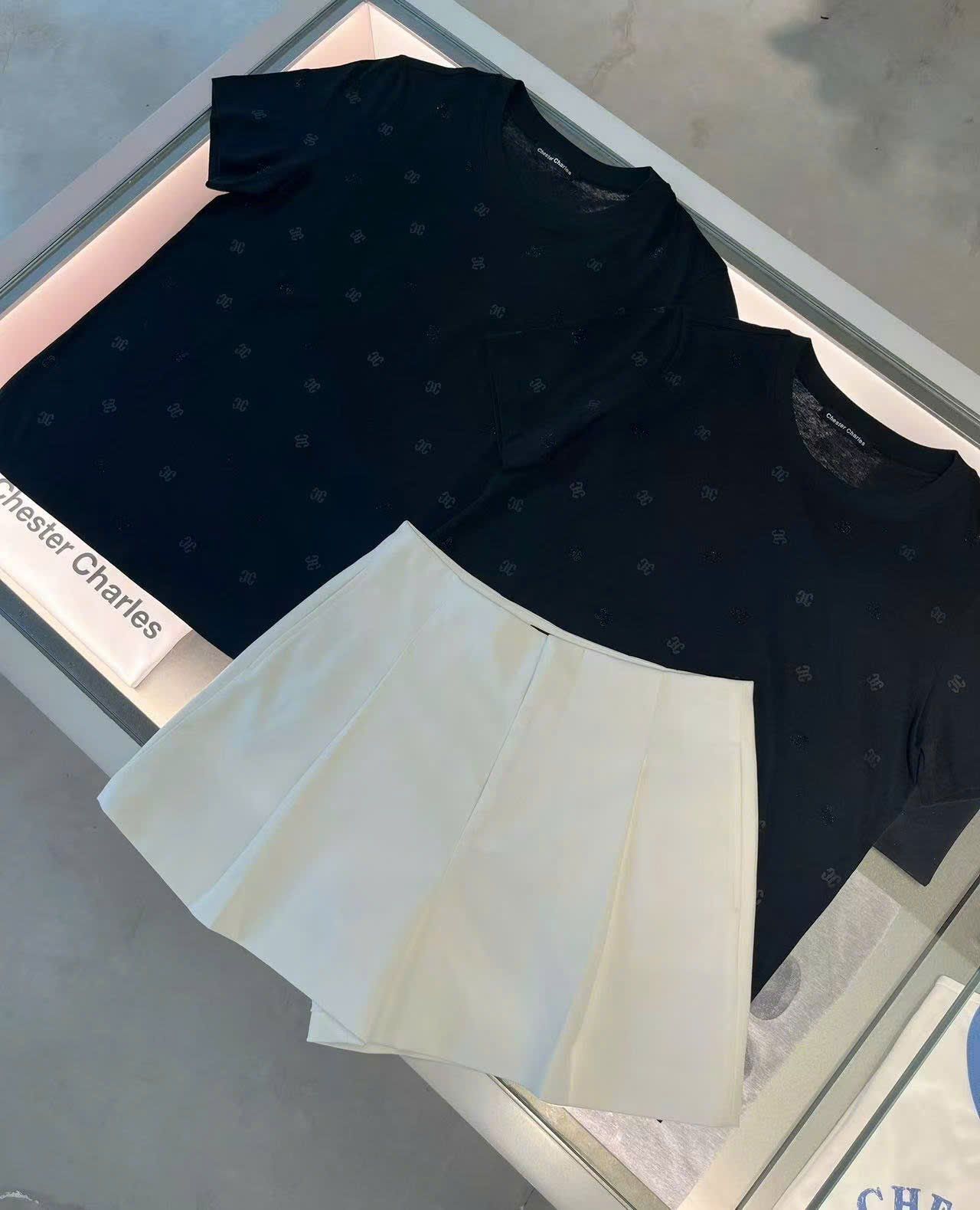  Áo phông đen chấm logo ss25 