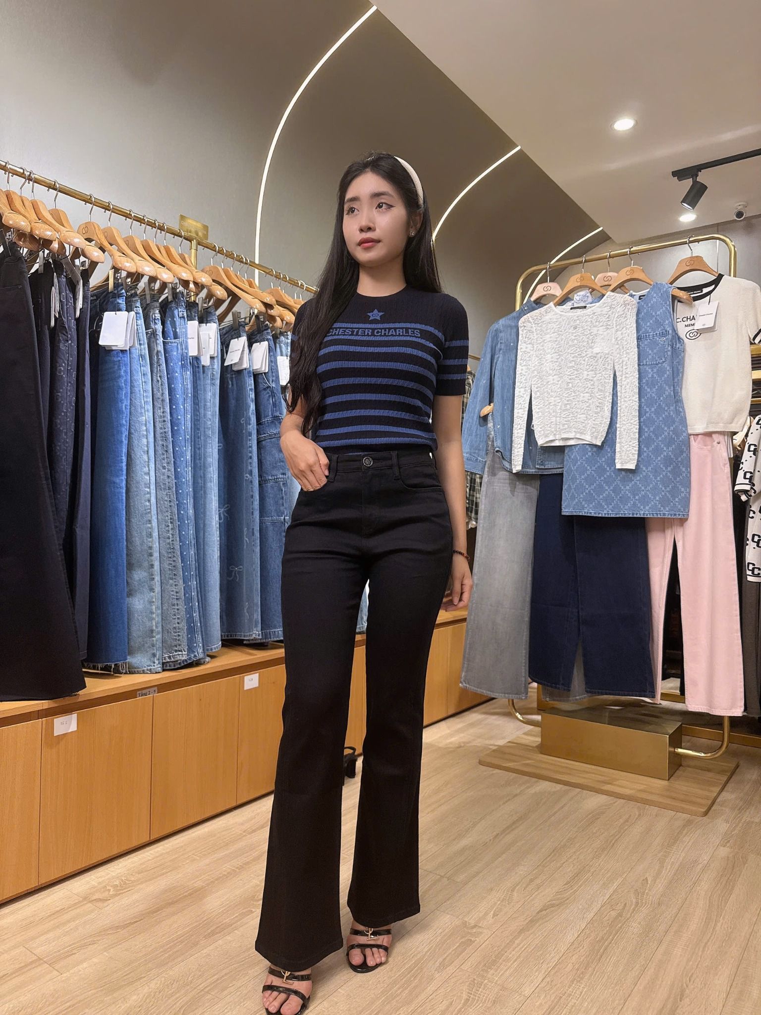  1. Áo đen kẻ ngang xanh - ngôi sao giữa 