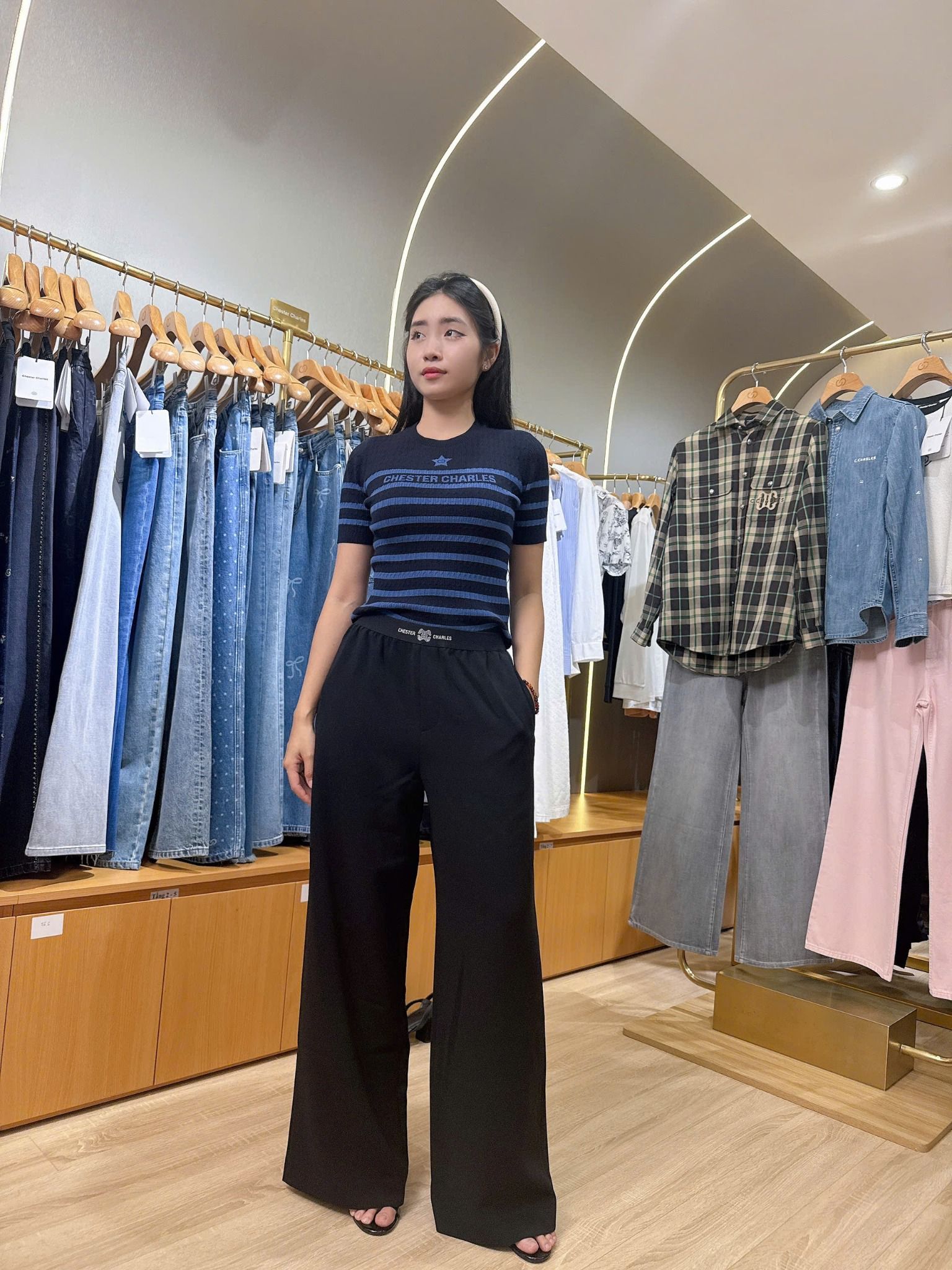  1. Áo đen kẻ ngang xanh - ngôi sao giữa 