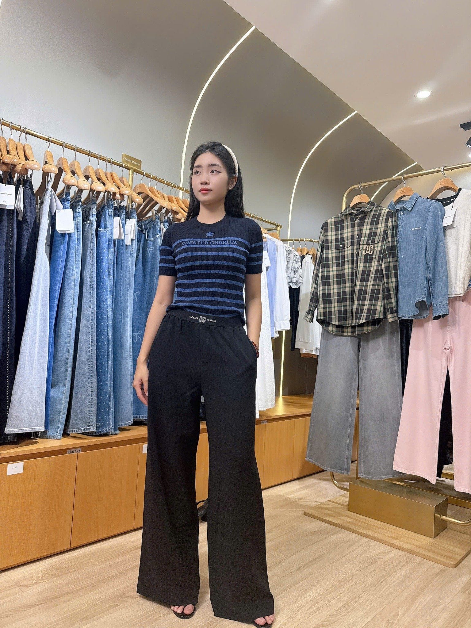  1. Áo đen kẻ ngang xanh - ngôi sao giữa 