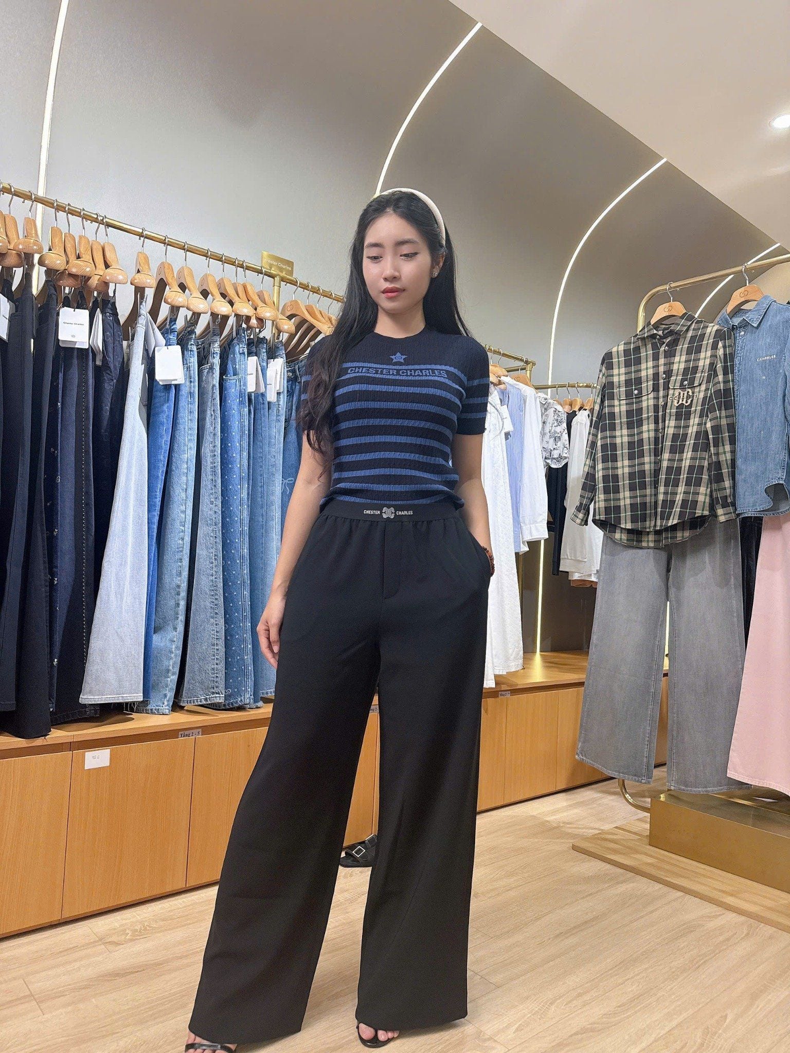  1. Áo đen kẻ ngang xanh - ngôi sao giữa 