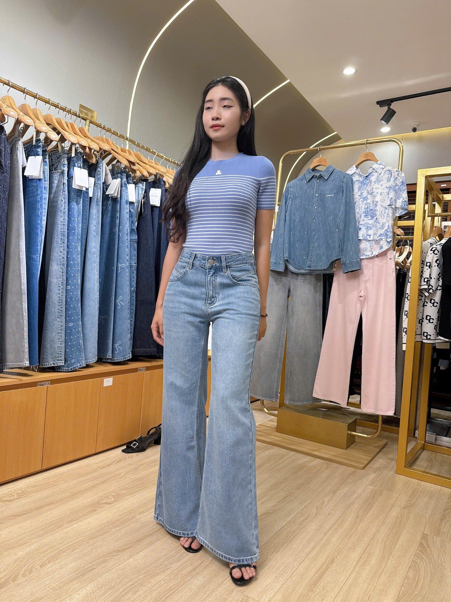  Jean xanh nhạt đính đá vẩy 