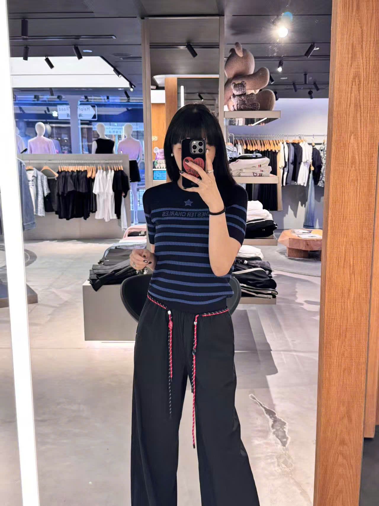  1. Áo đen kẻ ngang xanh - ngôi sao giữa 