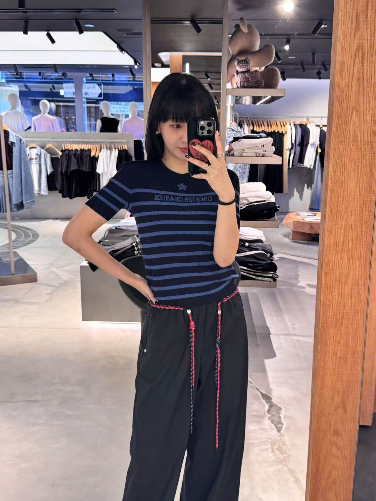  1. Áo đen kẻ ngang xanh - ngôi sao giữa 