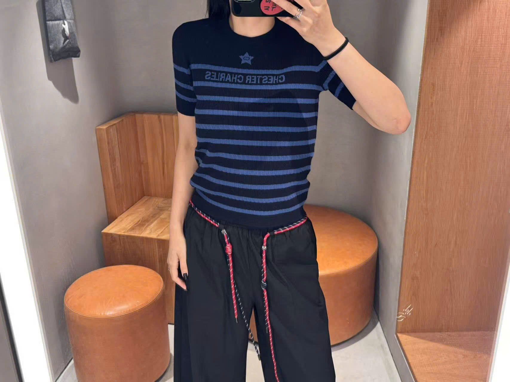  1. Áo đen kẻ ngang xanh - ngôi sao giữa 