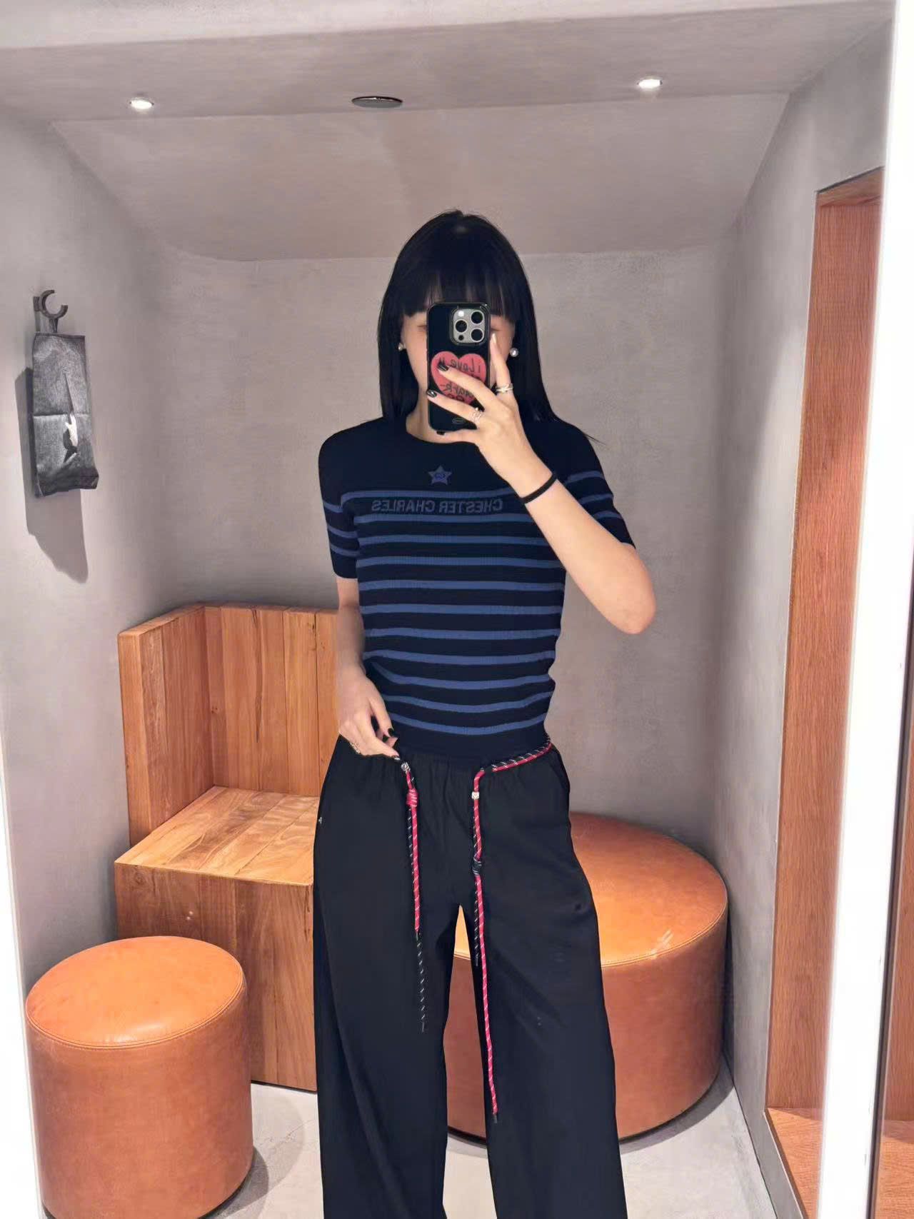  1. Áo đen kẻ ngang xanh - ngôi sao giữa 