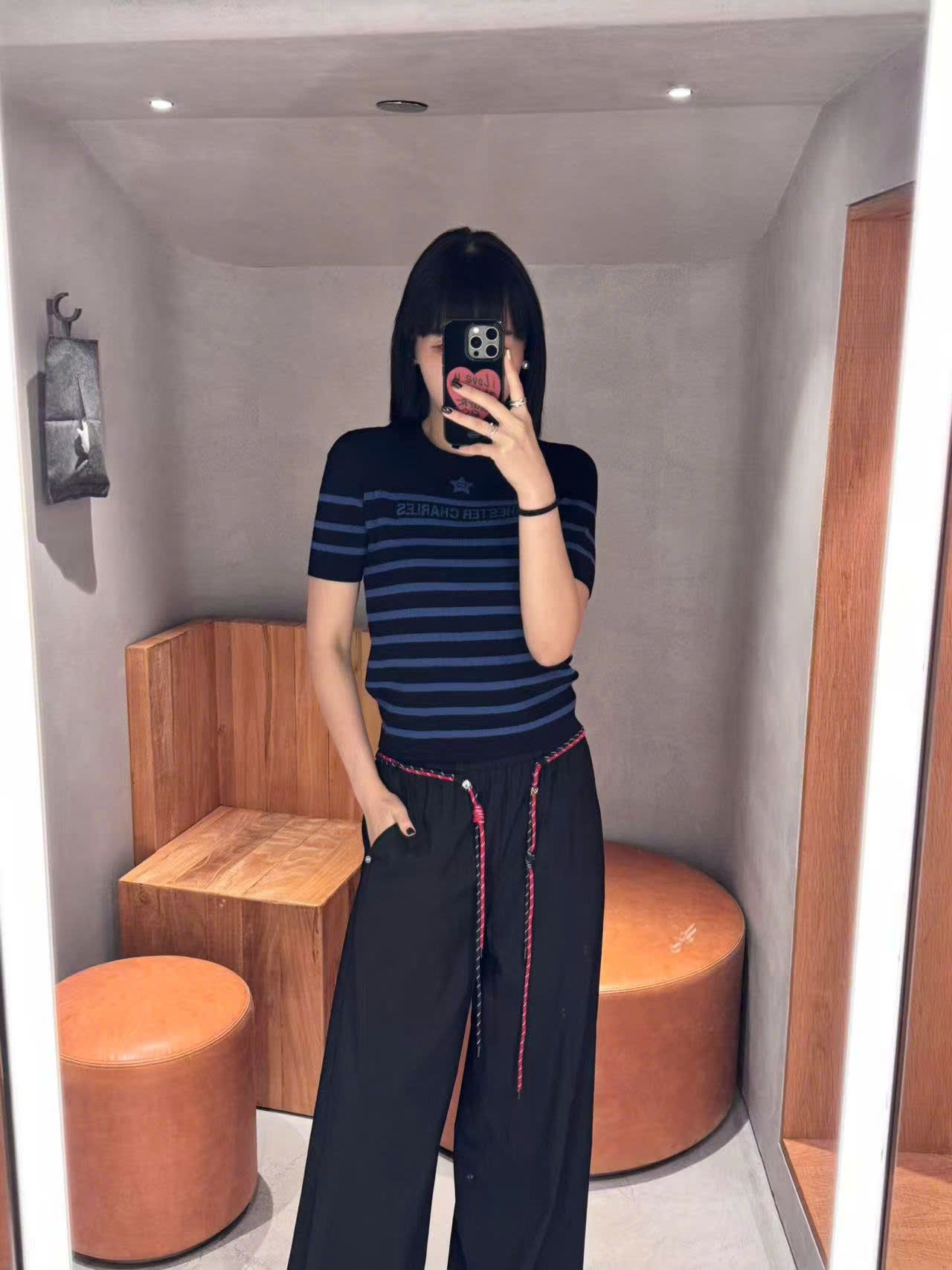  1. Áo đen kẻ ngang xanh - ngôi sao giữa 