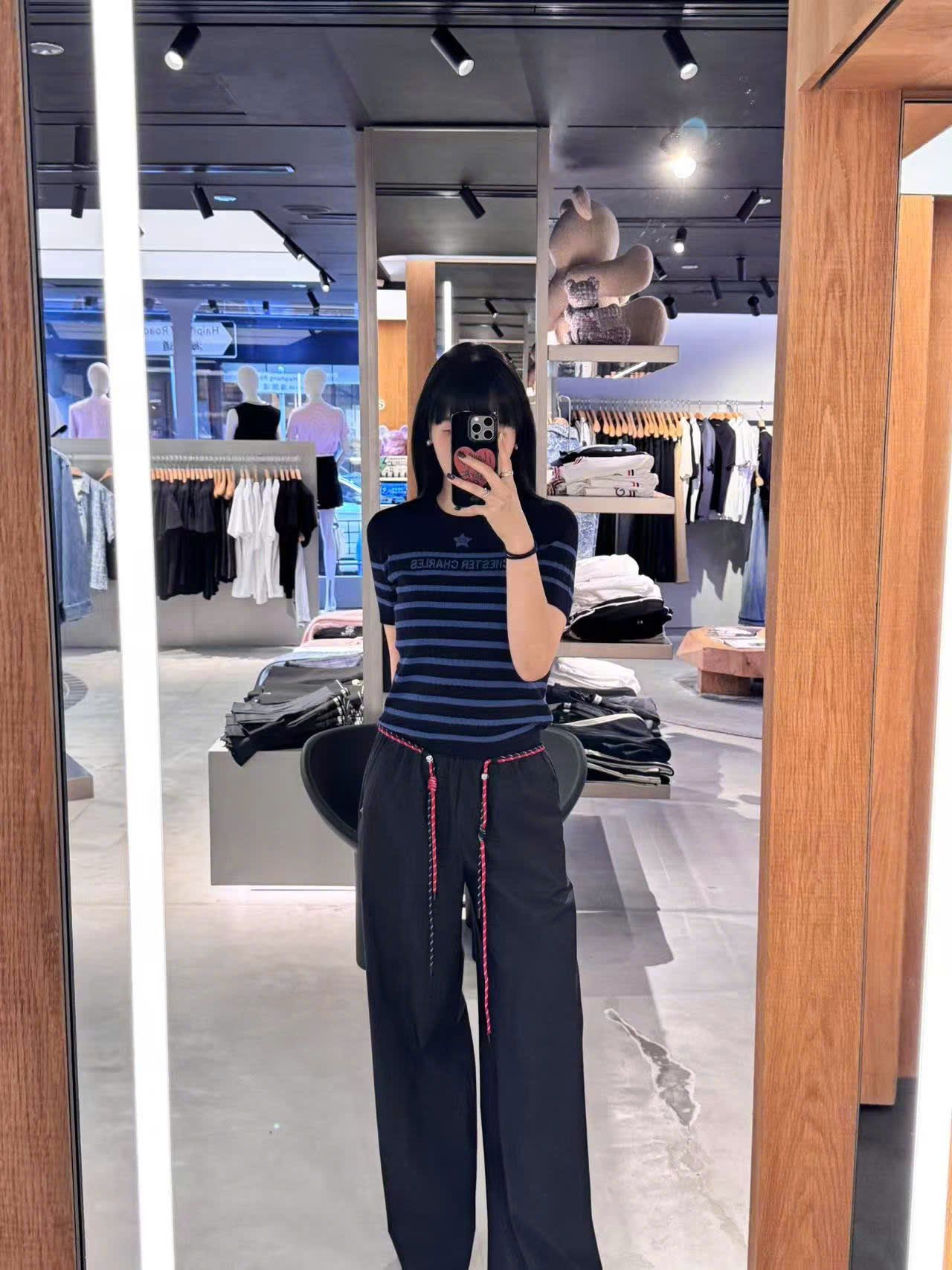  1. Áo đen kẻ ngang xanh - ngôi sao giữa 