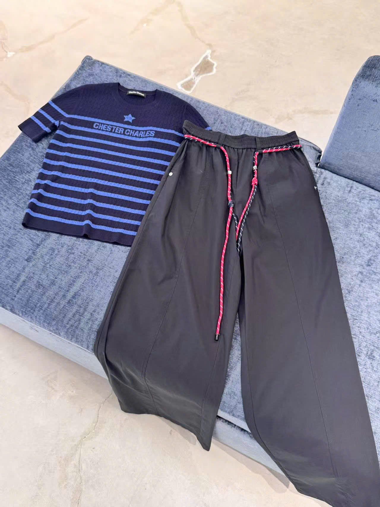  1. Áo đen kẻ ngang xanh - ngôi sao giữa 