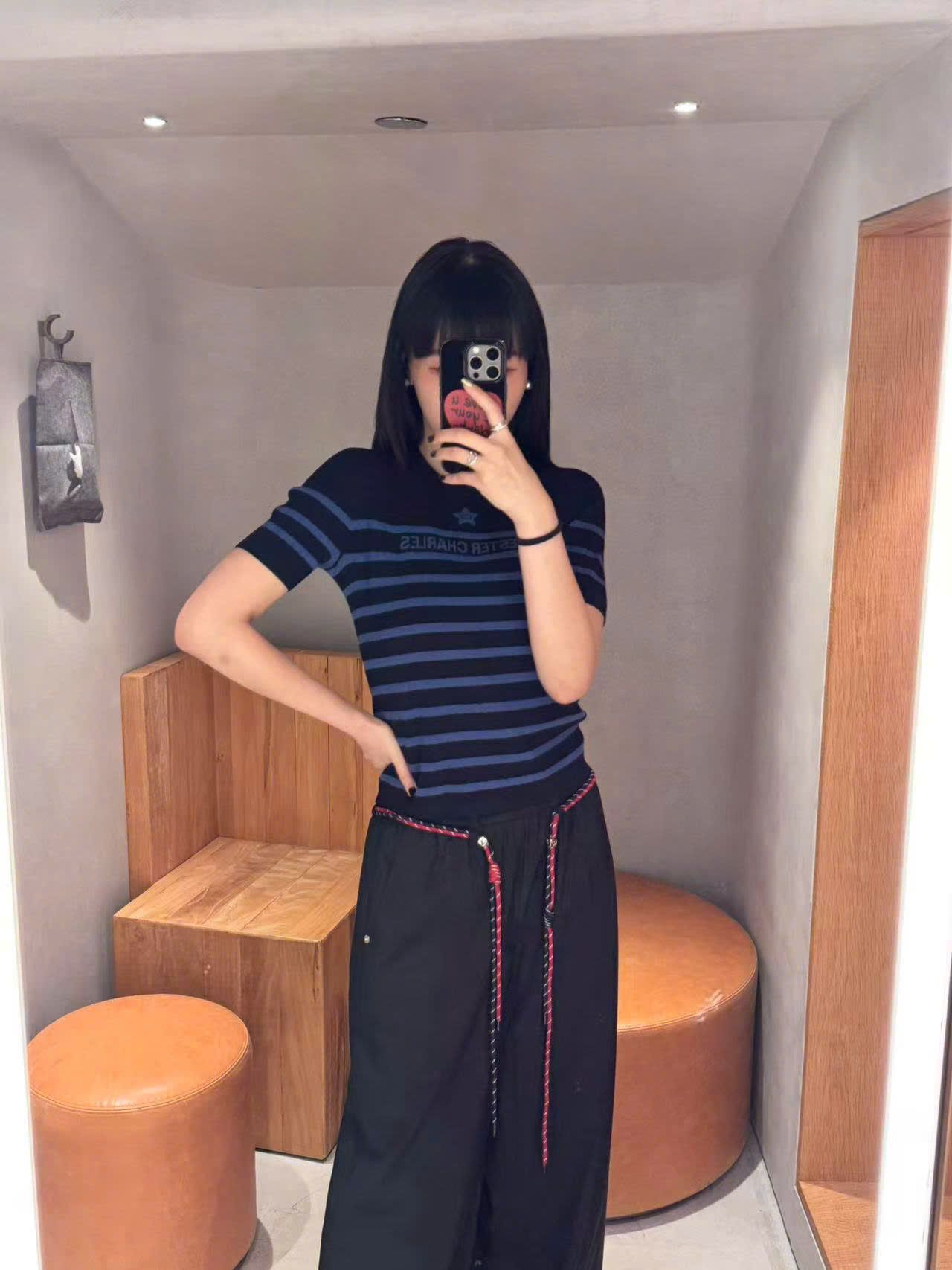  1. Áo đen kẻ ngang xanh - ngôi sao giữa 