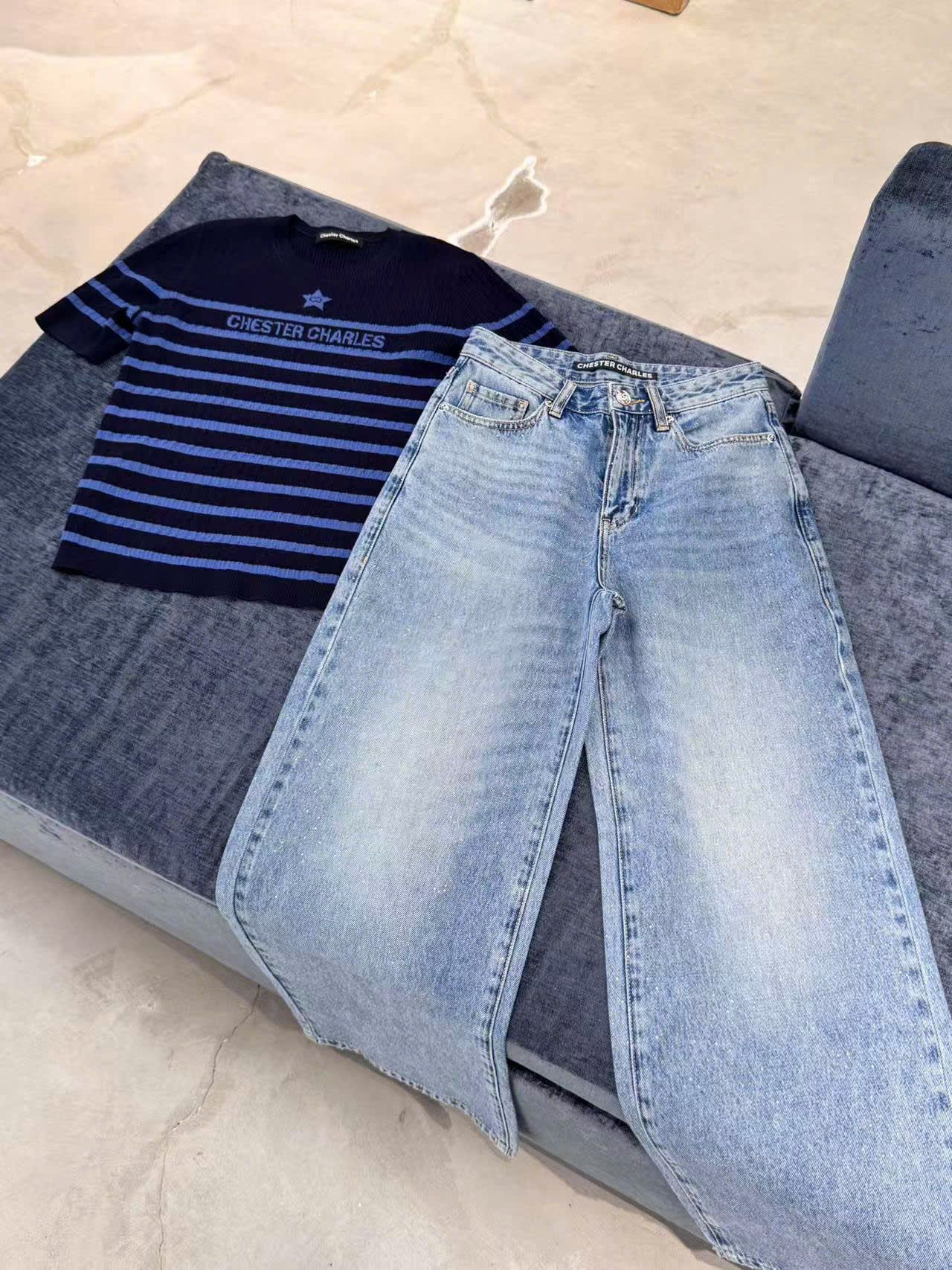  1. Áo đen kẻ ngang xanh - ngôi sao giữa 