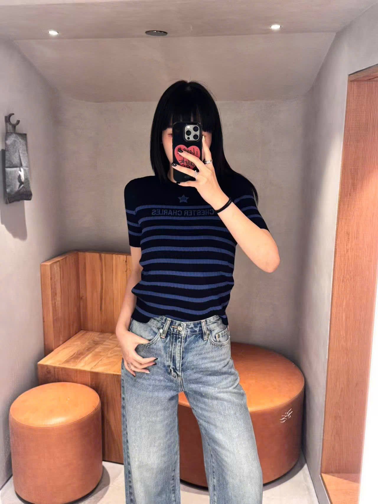  1. Áo đen kẻ ngang xanh - ngôi sao giữa 