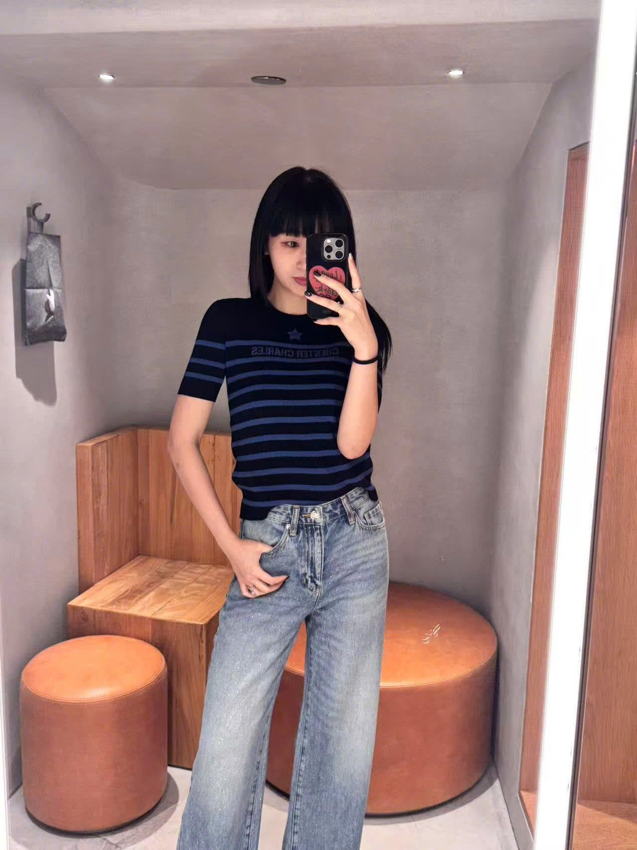  1. Áo đen kẻ ngang xanh - ngôi sao giữa 