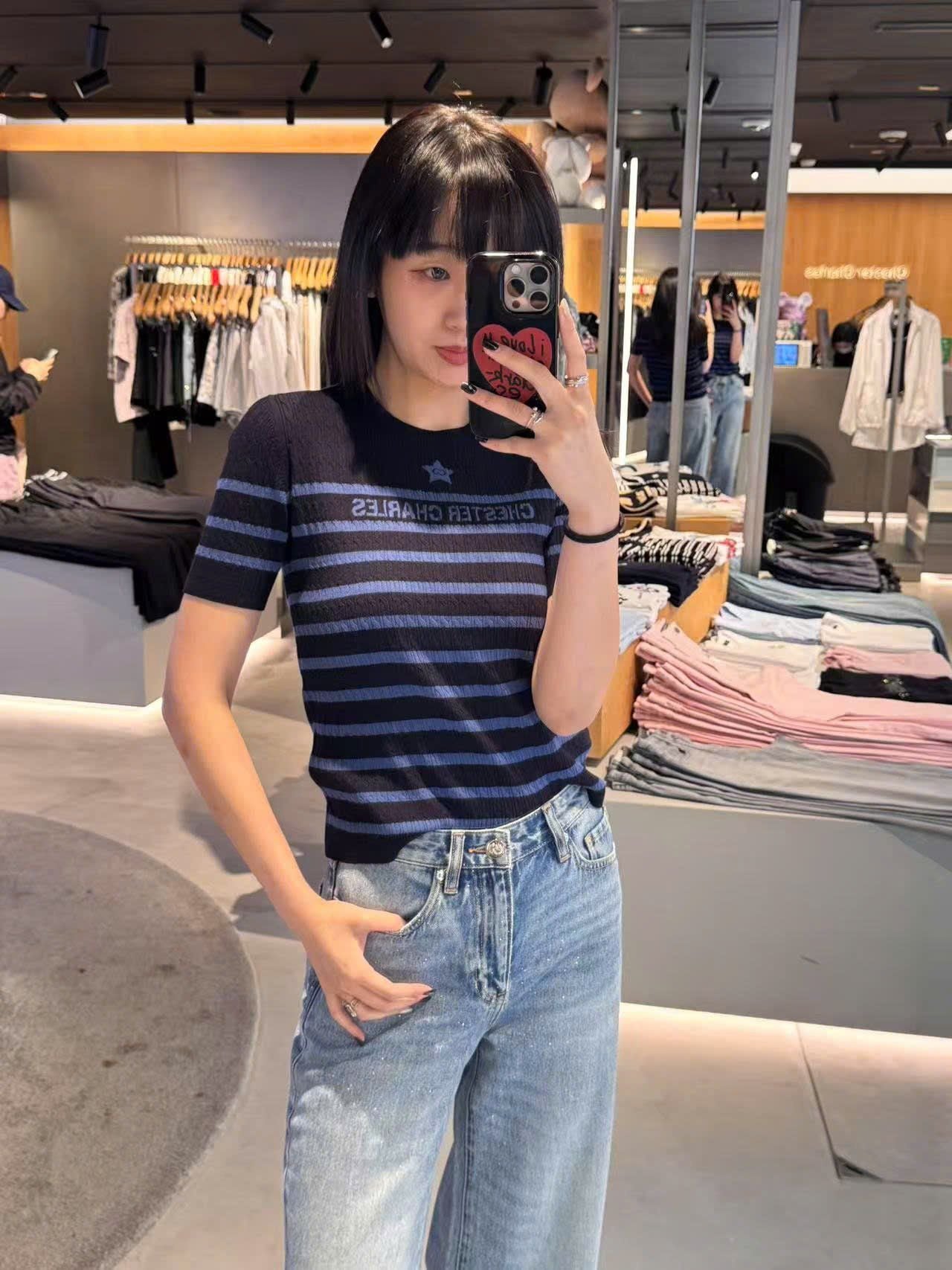  1. Áo đen kẻ ngang xanh - ngôi sao giữa 