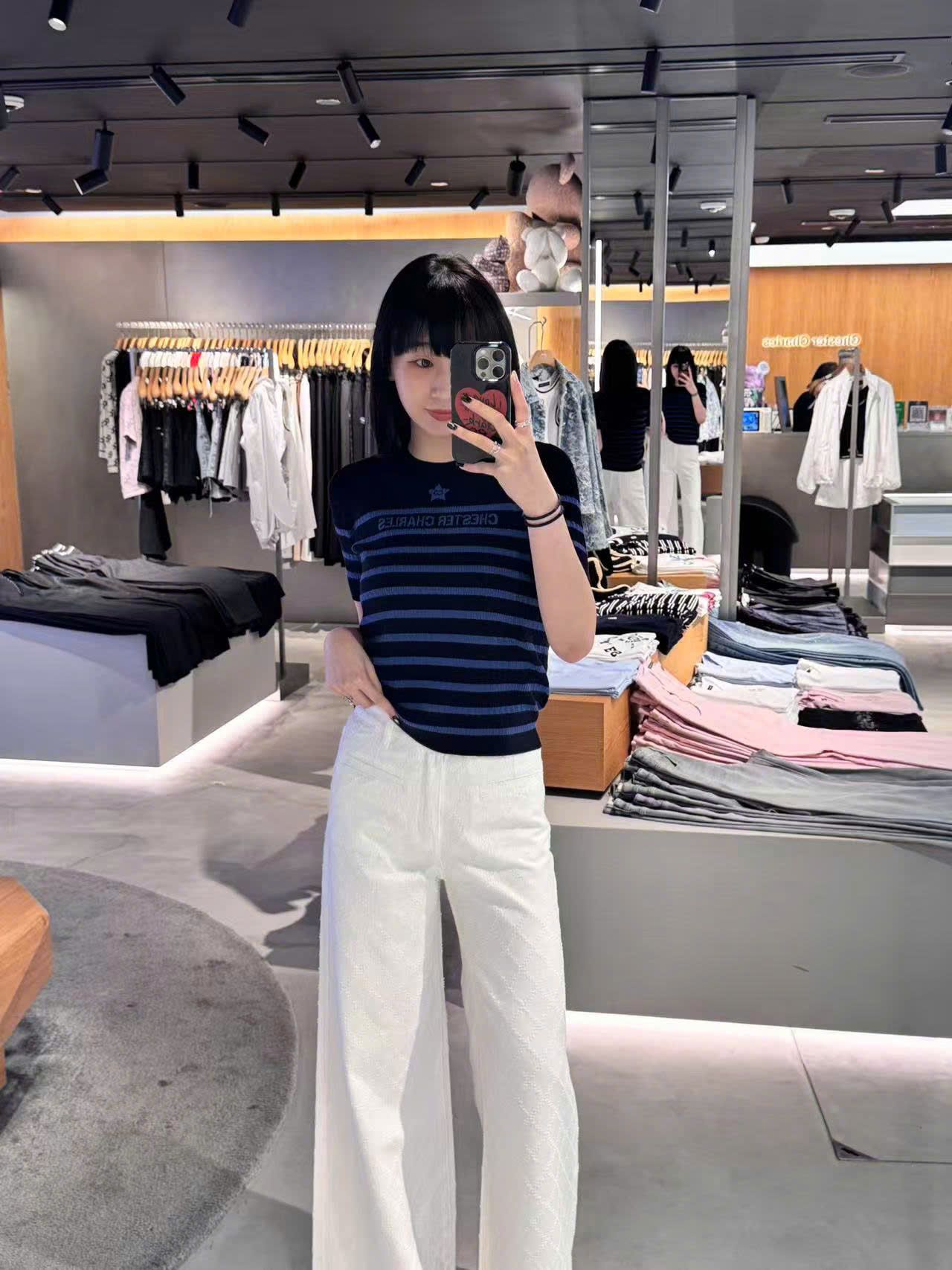  1. Áo đen kẻ ngang xanh - ngôi sao giữa 