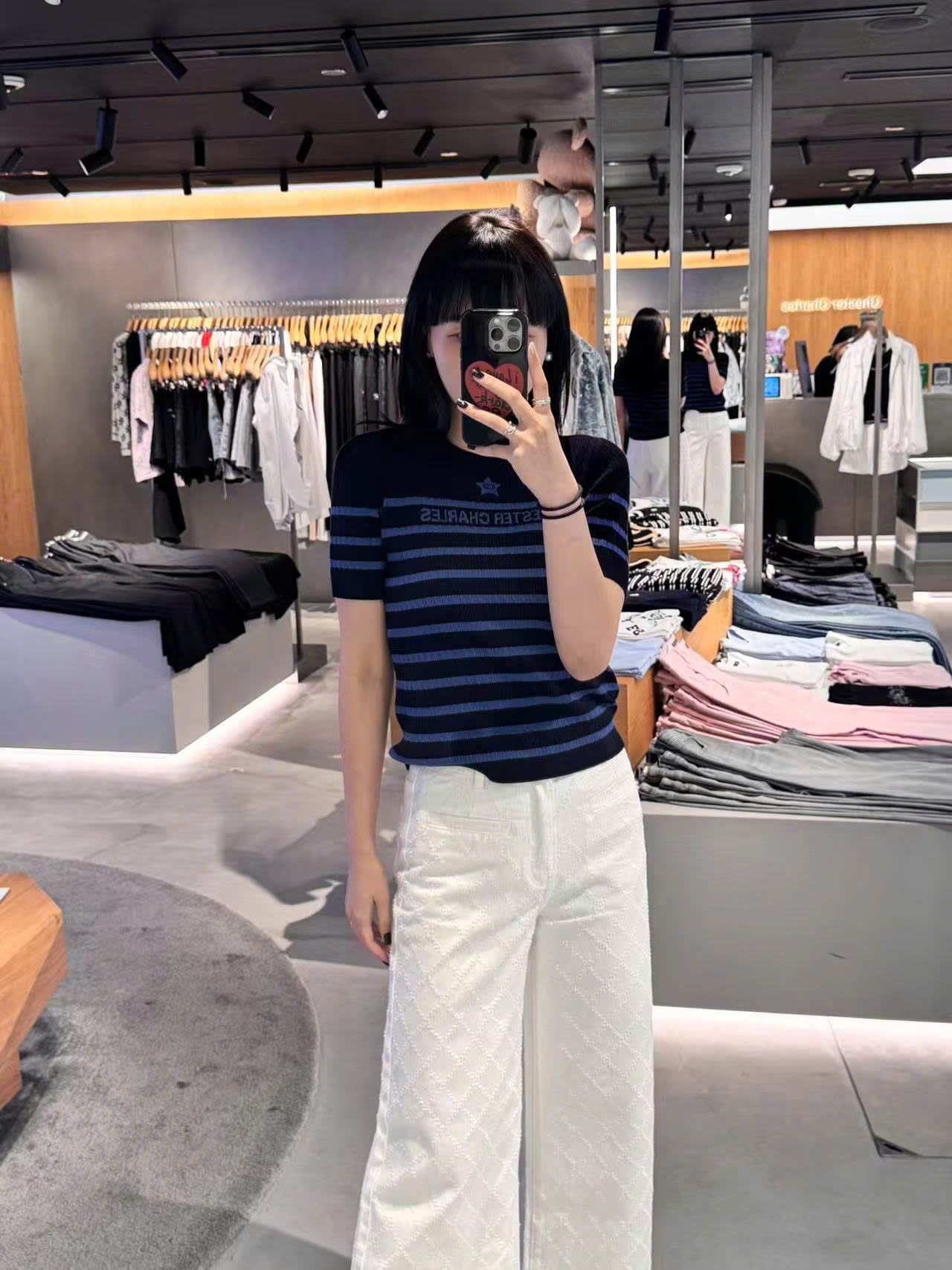  1. Áo đen kẻ ngang xanh - ngôi sao giữa 