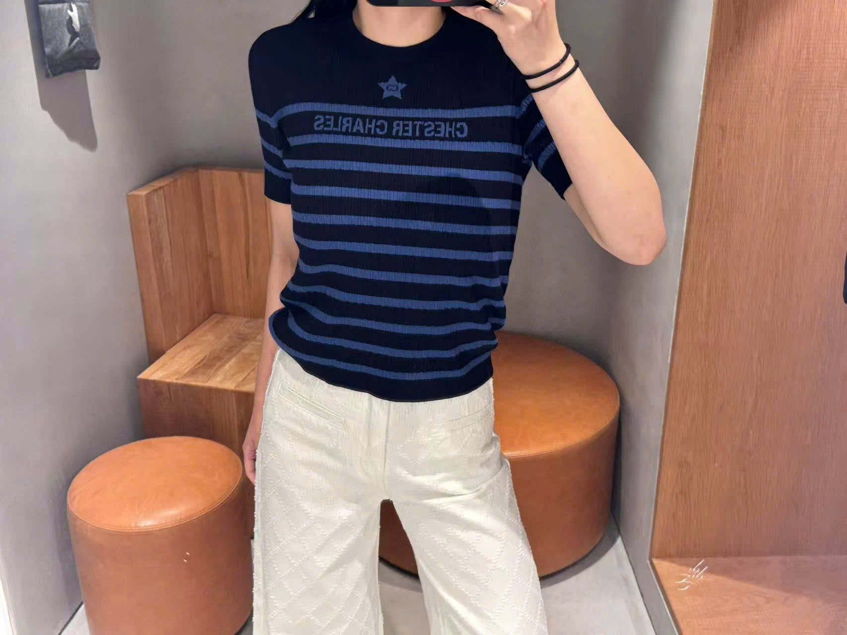  1. Áo đen kẻ ngang xanh - ngôi sao giữa 