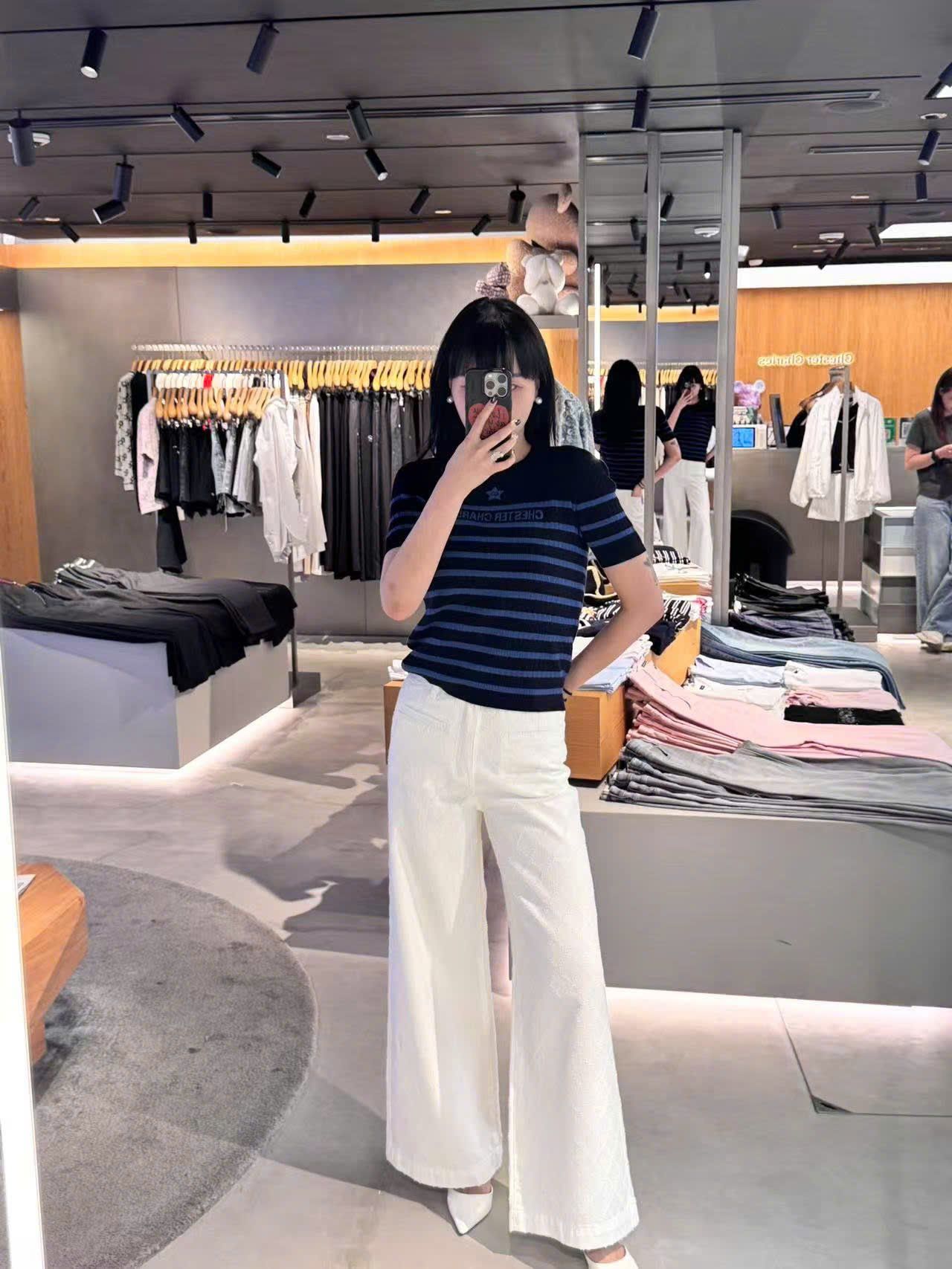  1. Áo đen kẻ ngang xanh - ngôi sao giữa 