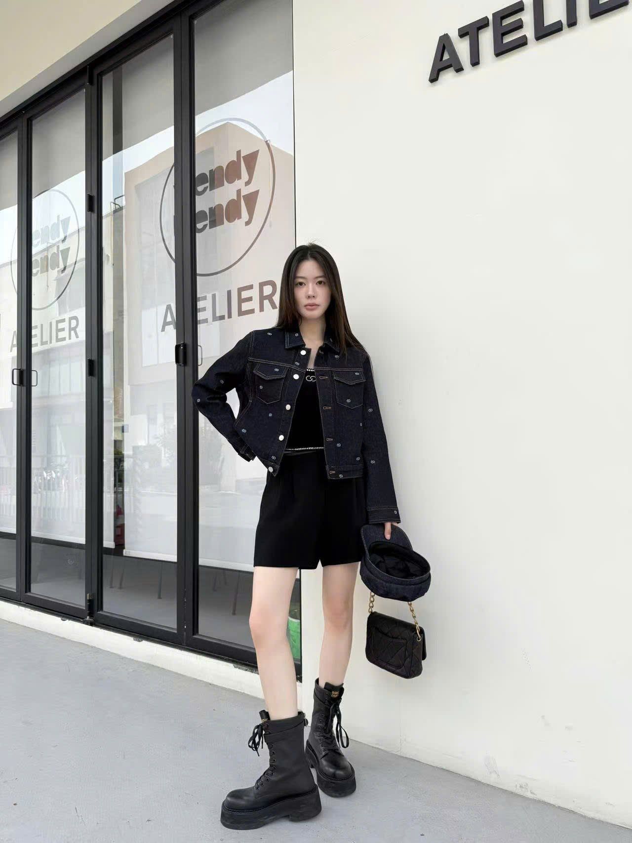  Áo khoác denim đen logo- 2 túi ngực 