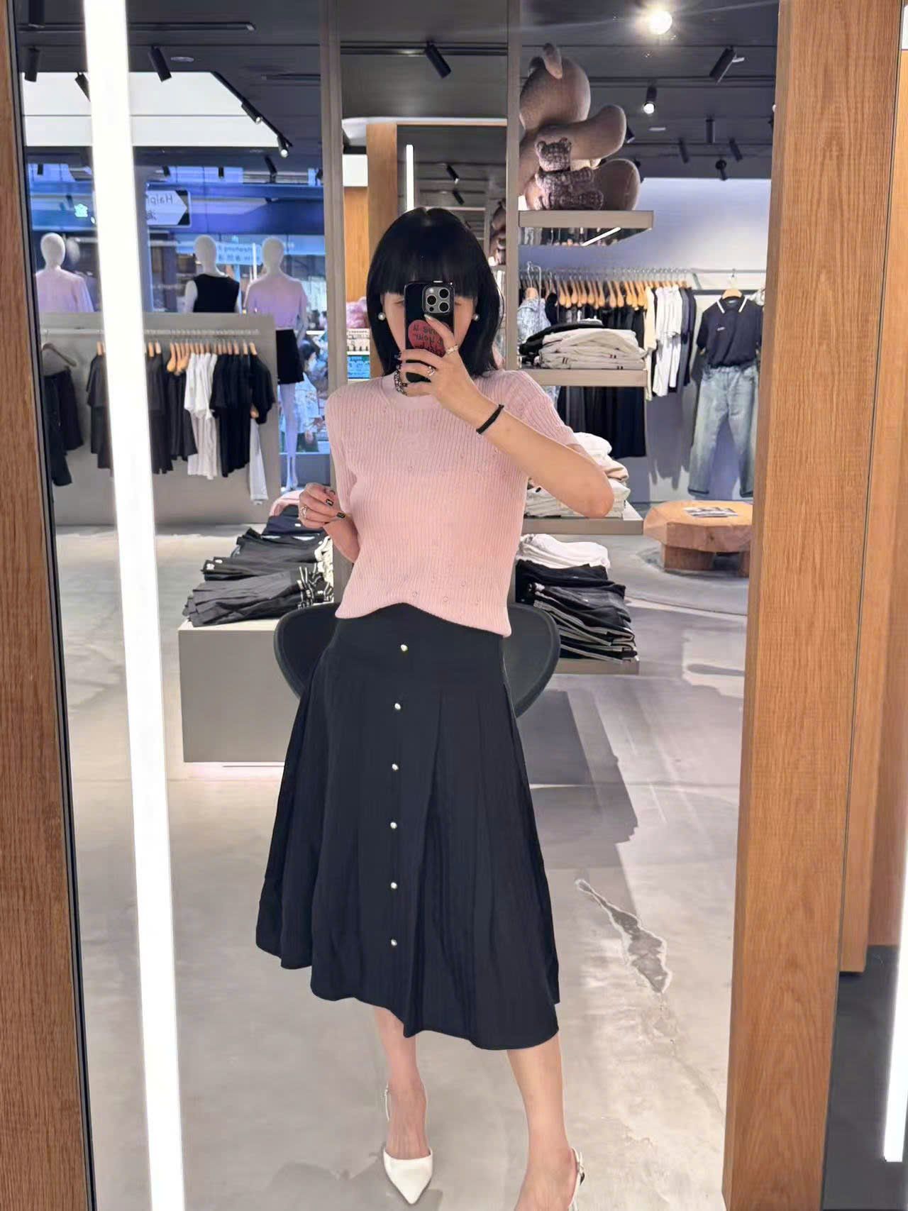  Chân váy lụa đen - cúc ngọc 