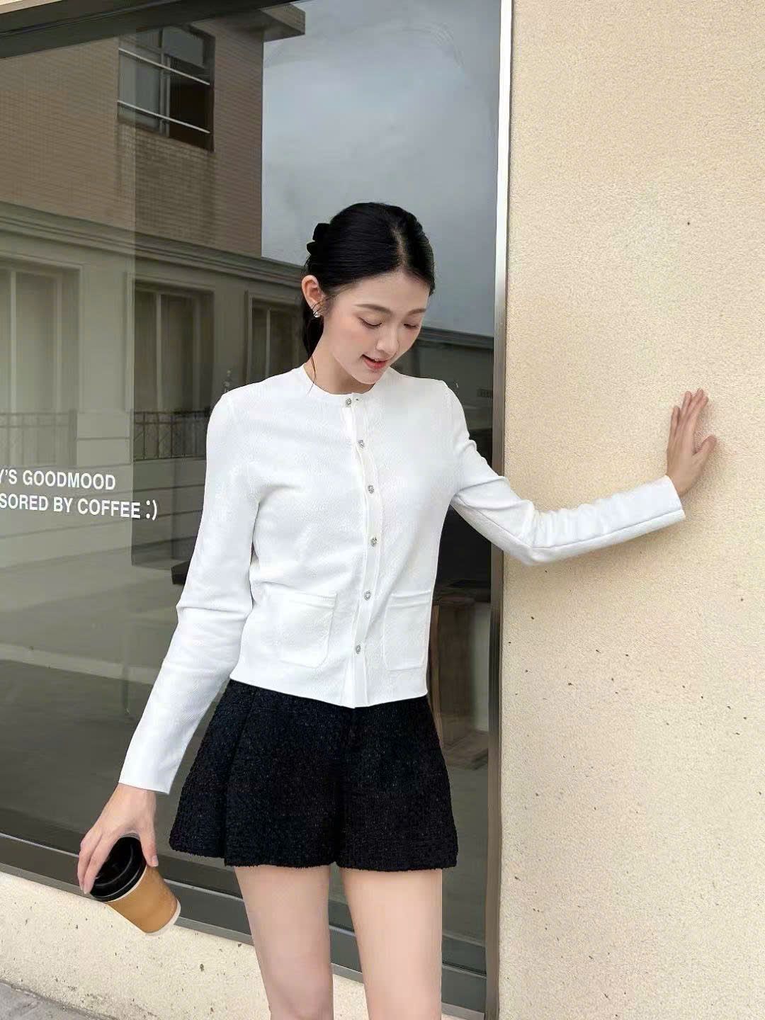  Áo CDG trắng full logo - cúc dọc đính đá 