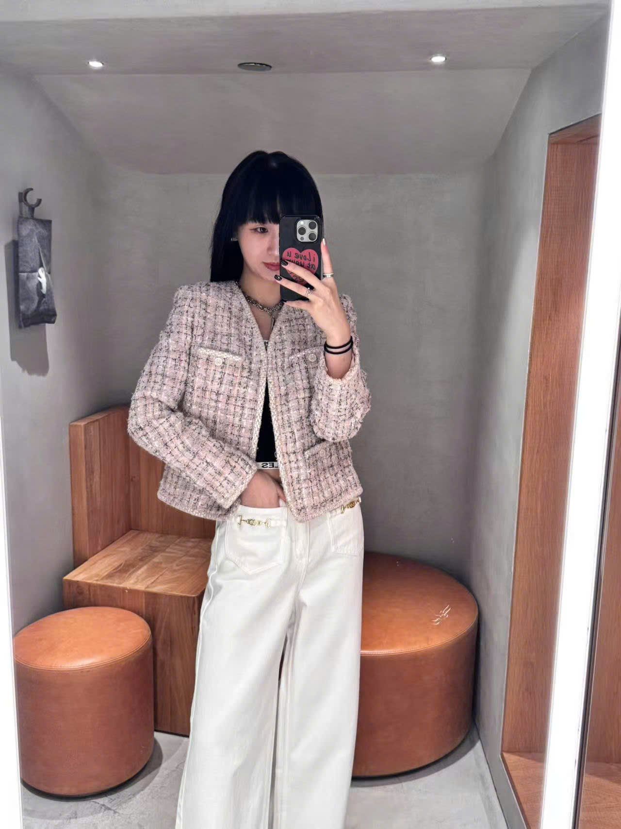  Quần jean trắng, cúc đính đá - 2 túi Logo xích vàng 