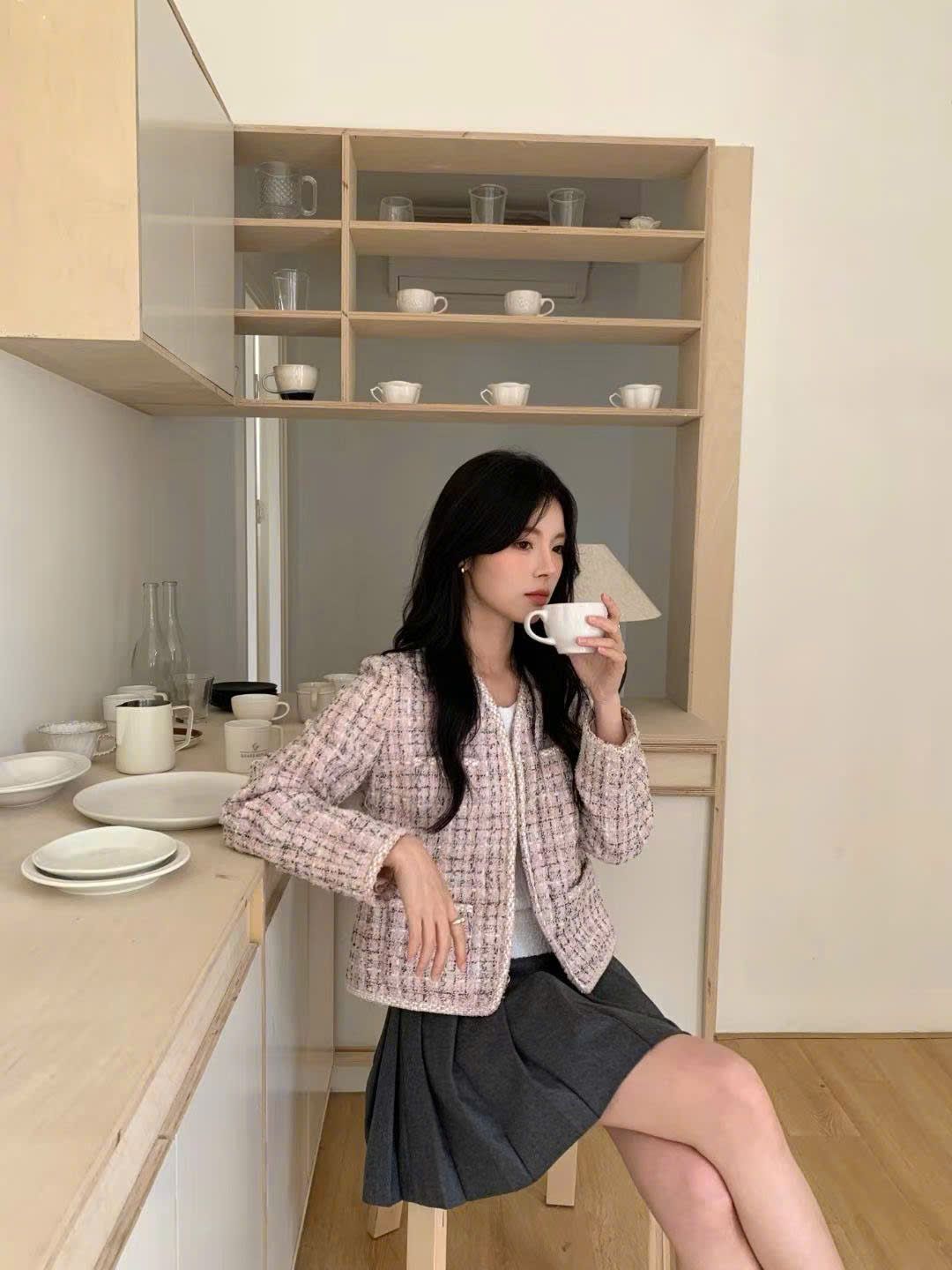  Áo dạ tweed hồng phấn, cổ V 