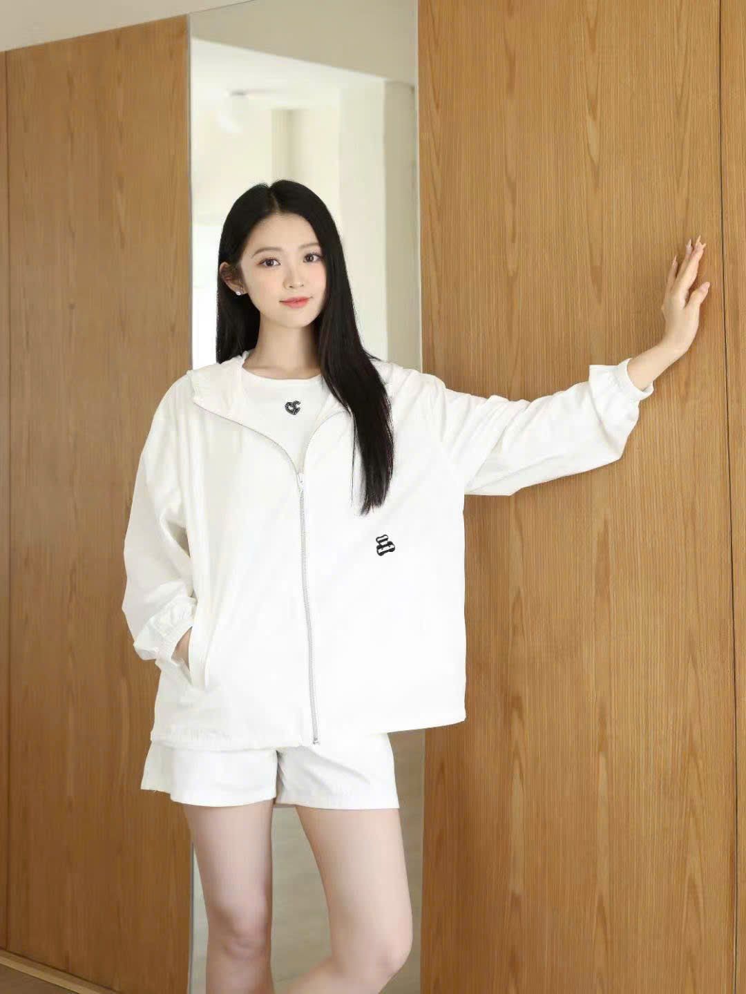  2.Áo gió trắng -gấu đen nhỏ 