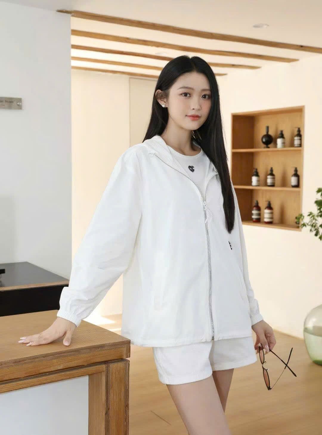  2.Áo gió trắng -gấu đen nhỏ 