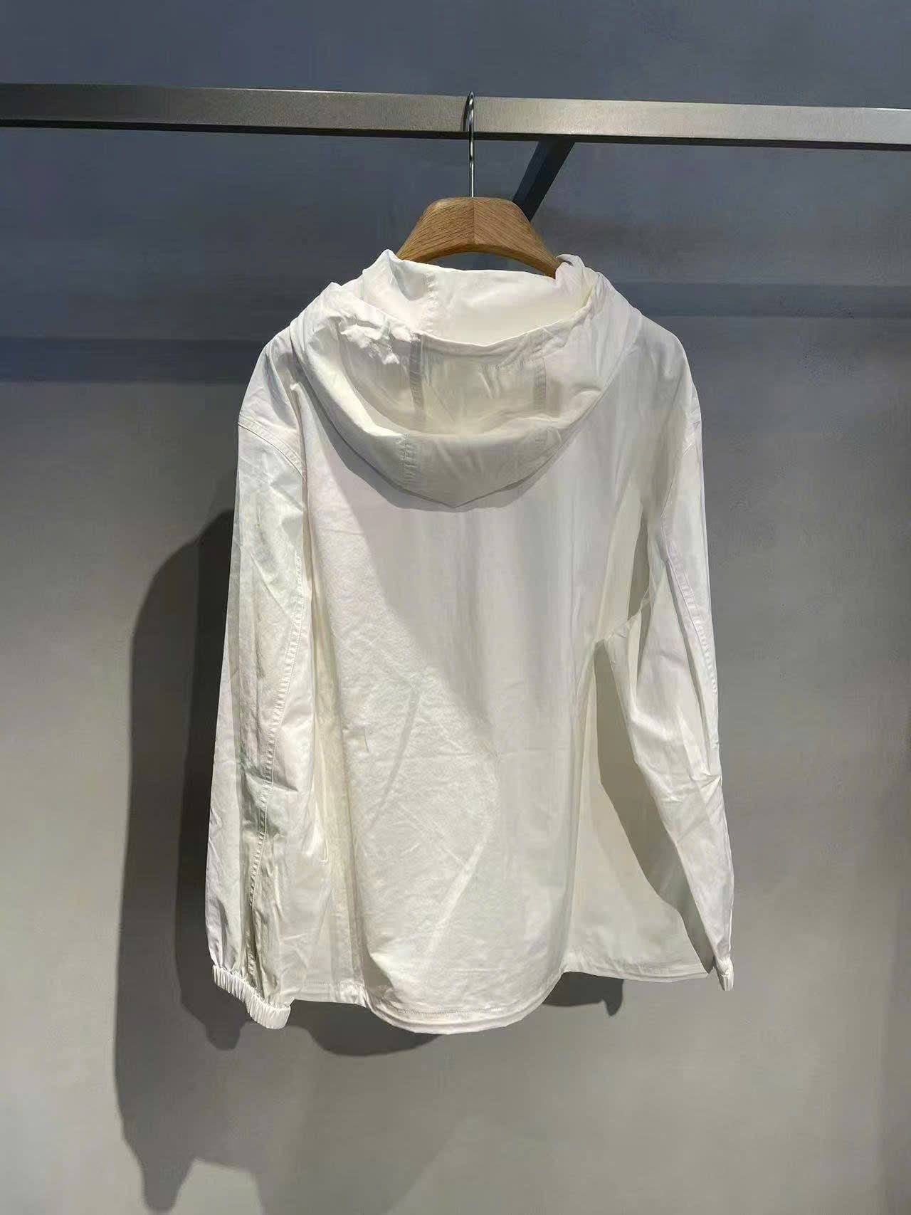  2.Áo gió trắng -gấu đen nhỏ 