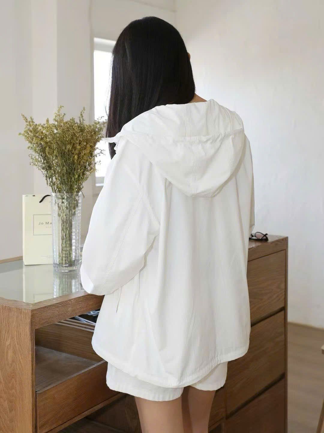  2.Áo gió trắng -gấu đen nhỏ 