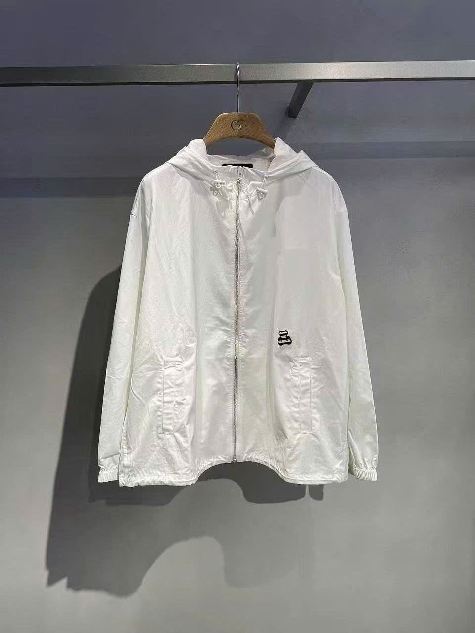  2.Áo gió trắng -gấu đen nhỏ 