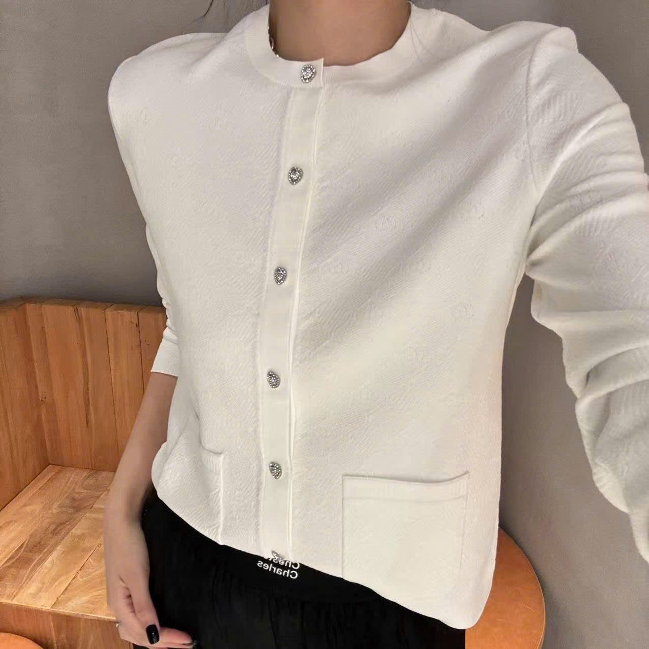  Áo CDG trắng full logo - cúc dọc đính đá 