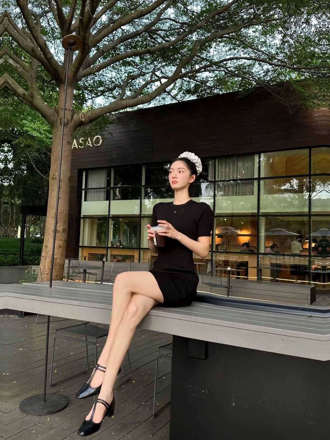  Váy body đen ôm vừa, logo ngực 