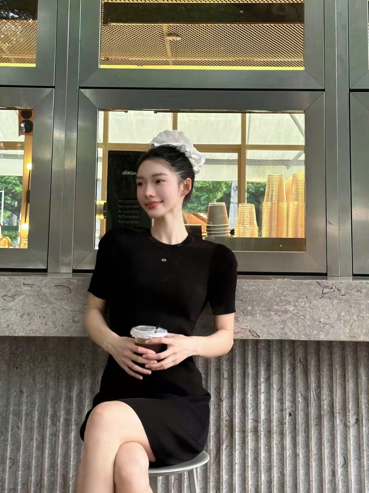  Váy body đen ôm vừa, logo ngực 