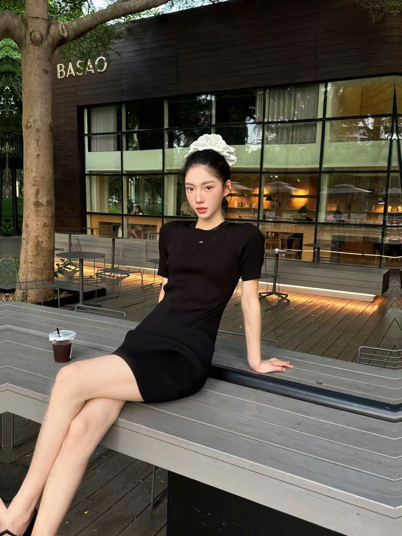  Váy body đen ôm vừa, logo ngực 