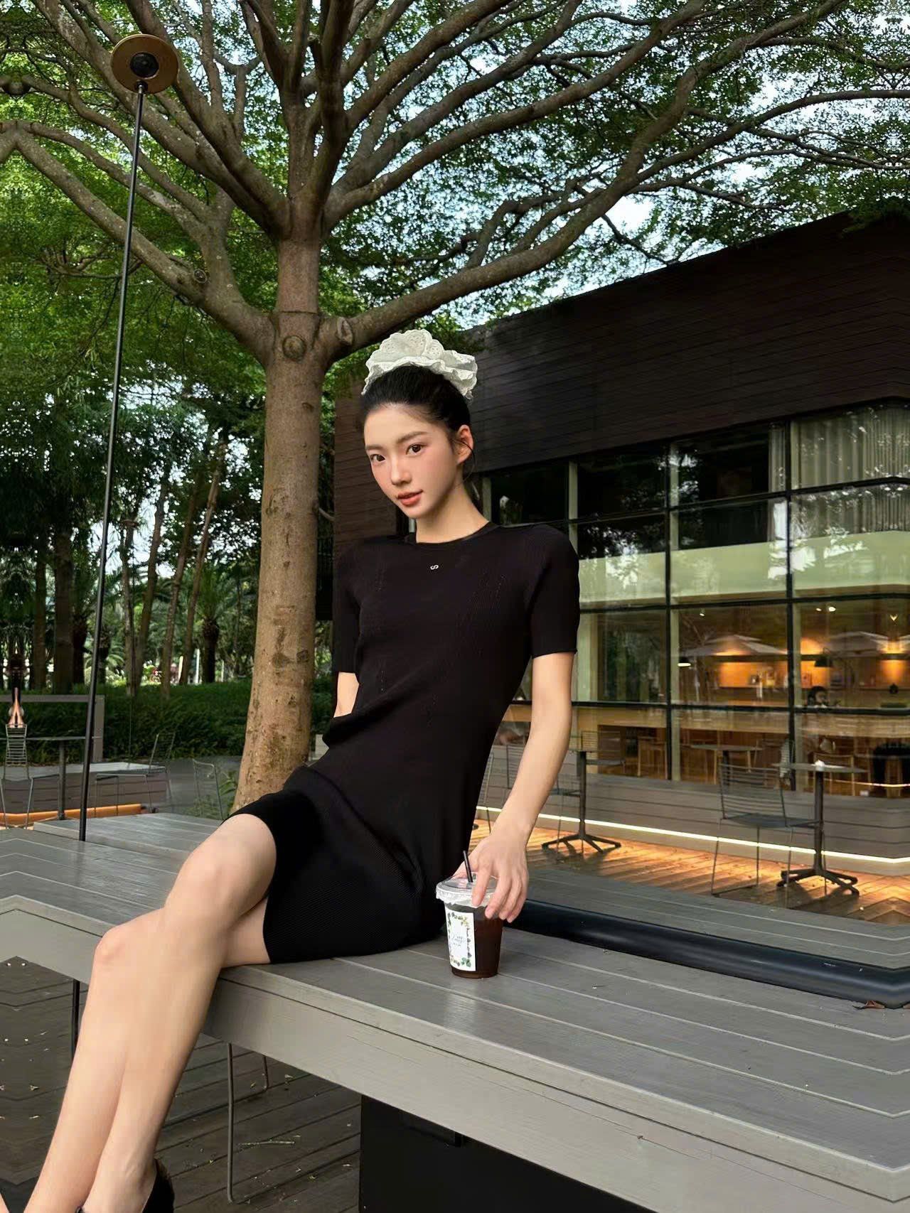  Váy body đen ôm vừa, logo ngực 