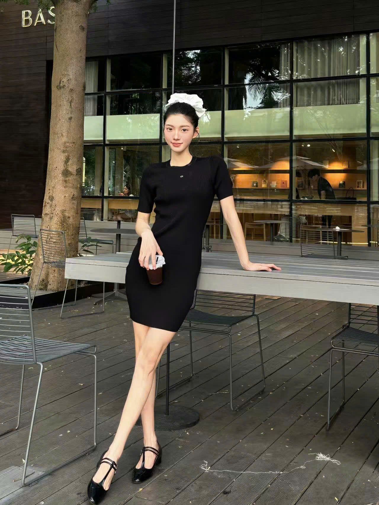  Váy body đen ôm vừa, logo ngực 