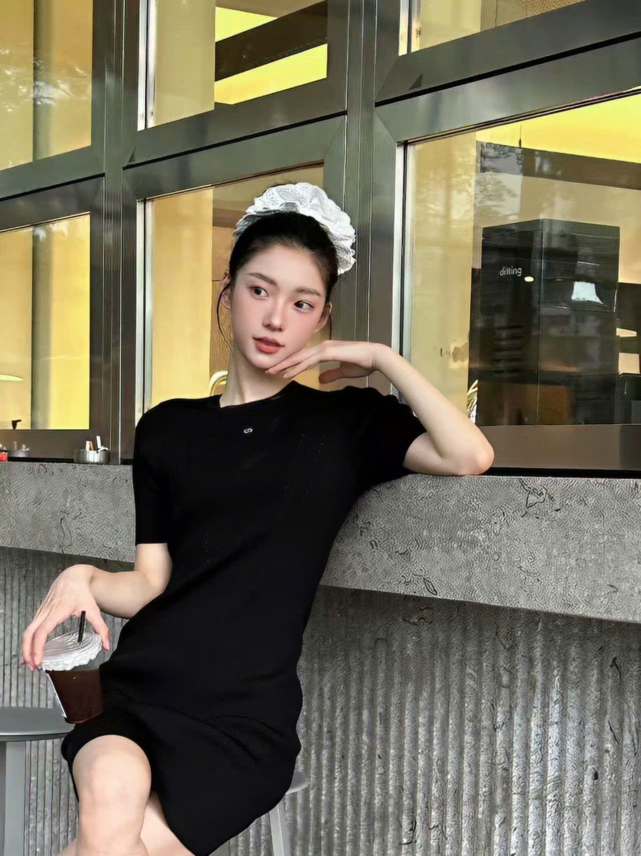  Váy body đen ôm vừa, logo ngực 