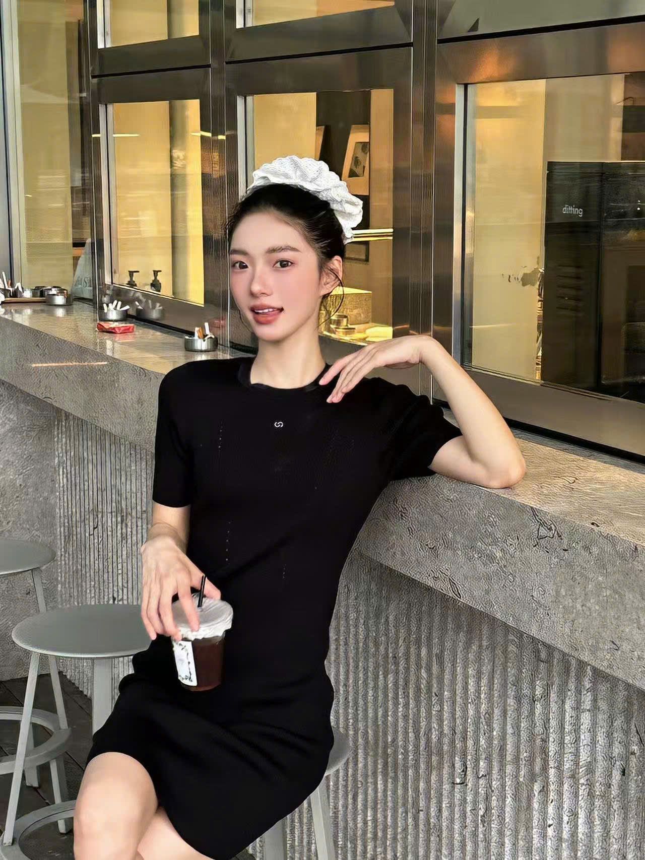  Váy body đen ôm vừa, logo ngực 