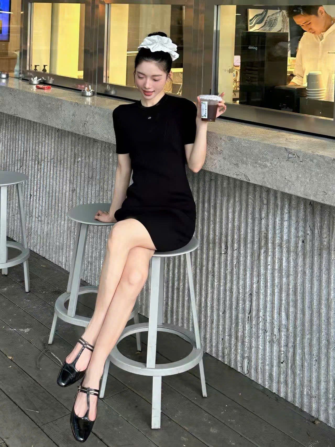  Váy body đen ôm vừa, logo ngực 