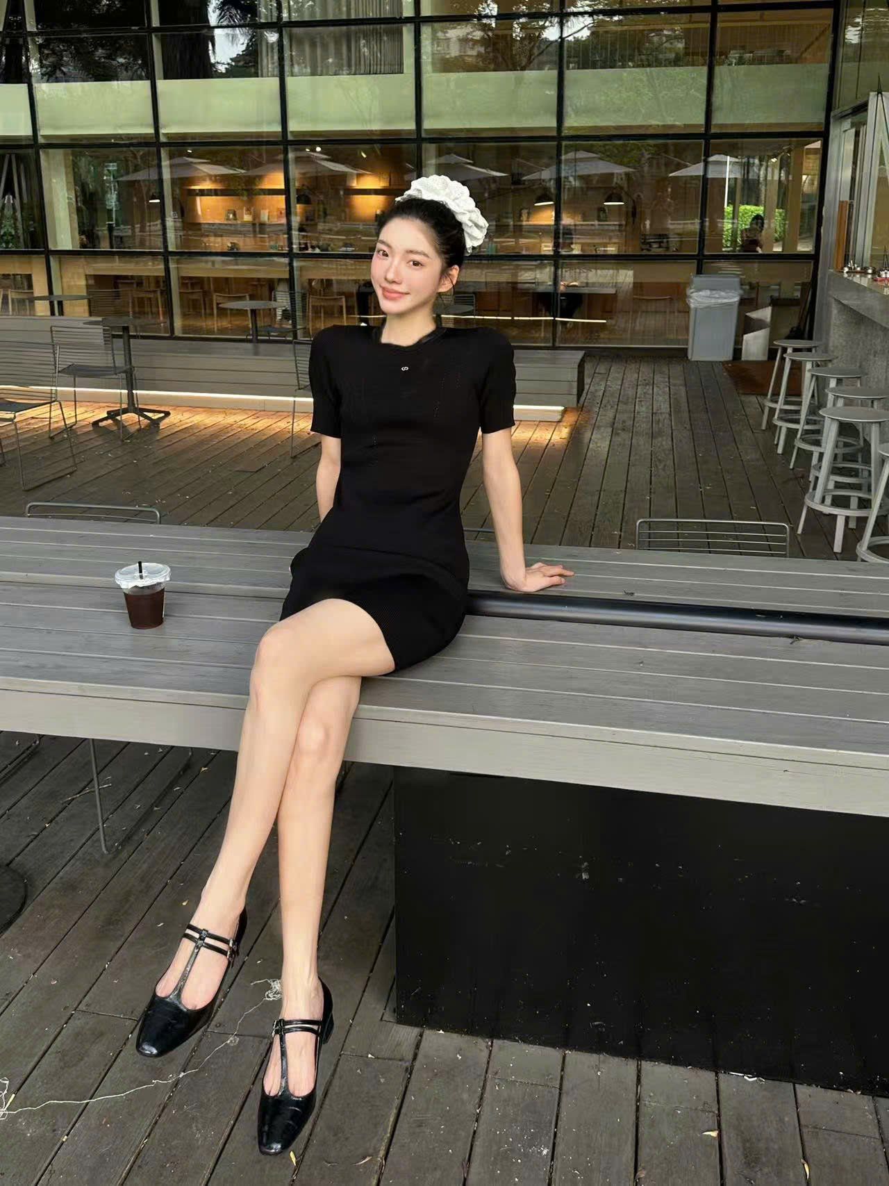  Váy body đen ôm vừa, logo ngực 