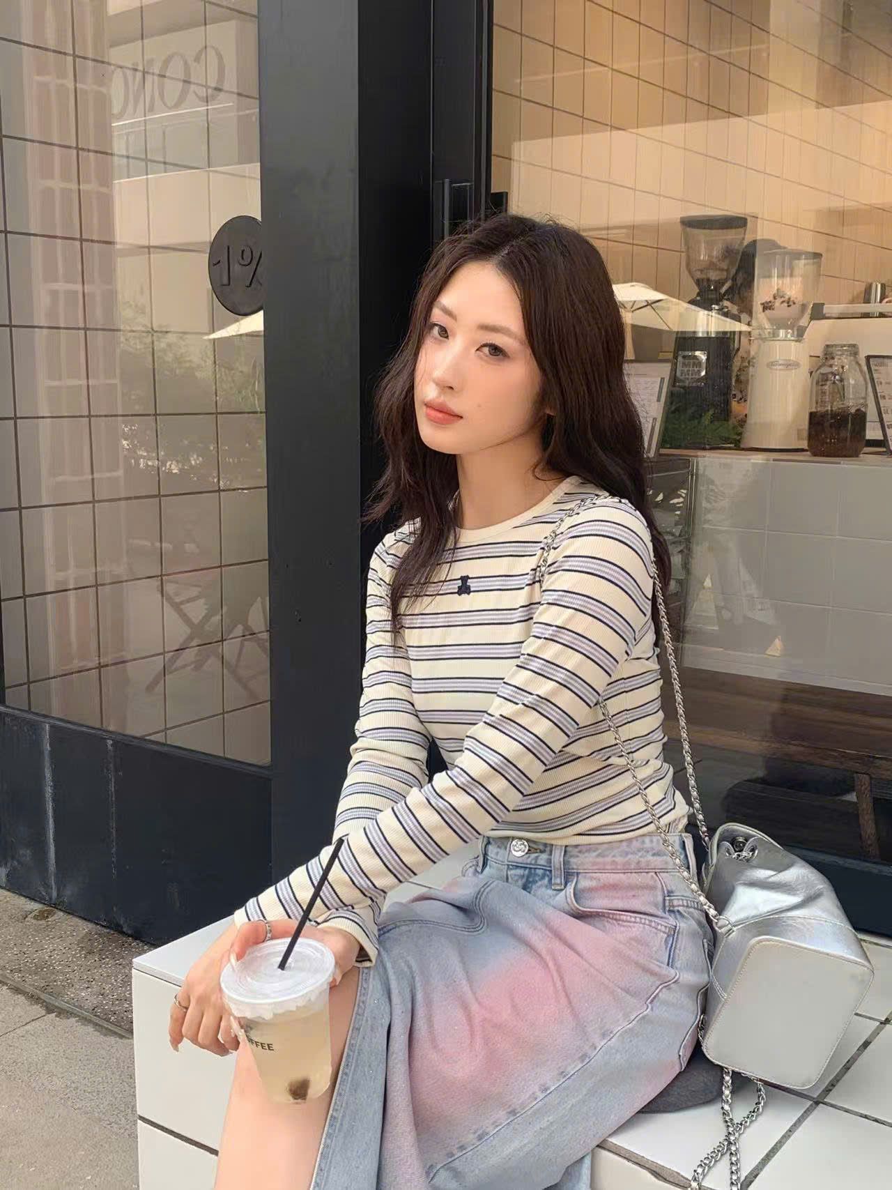  Áo thun kẻ ngang gấu đen nhỏ trước ngực 