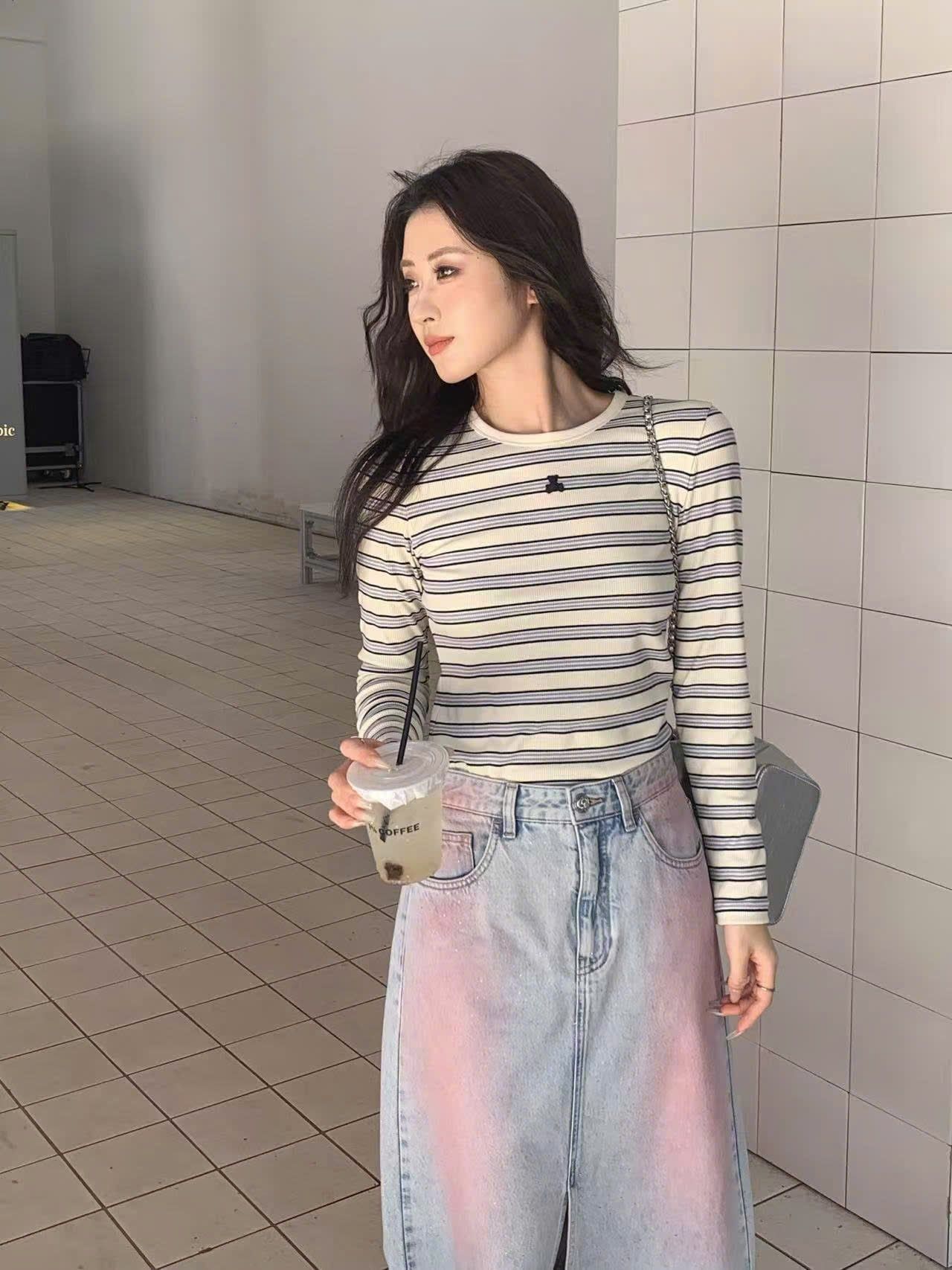  Áo thun kẻ ngang gấu đen nhỏ trước ngực 