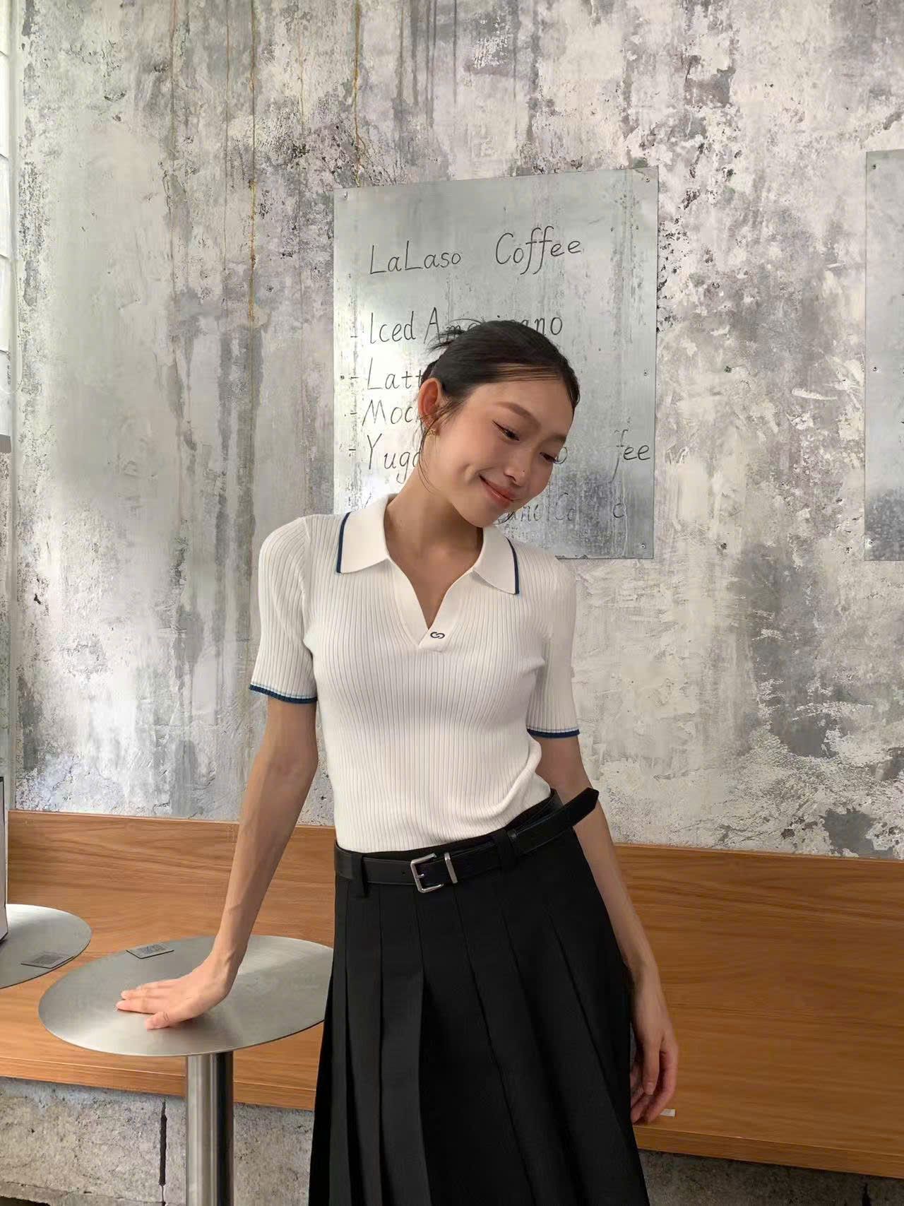  Áo polo trắng -viền xanh Navy cổ V 