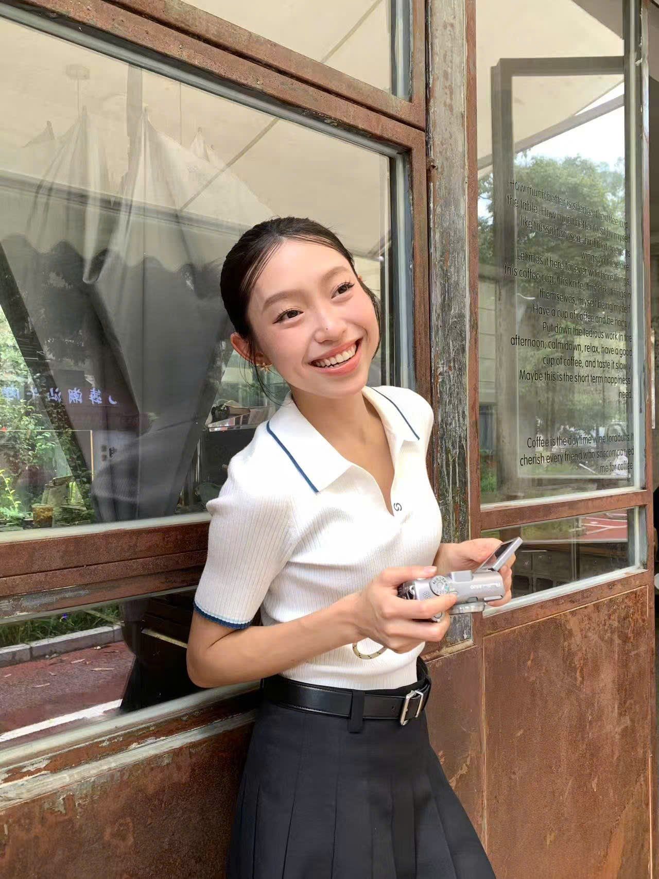  Áo polo trắng -viền xanh Navy cổ V 