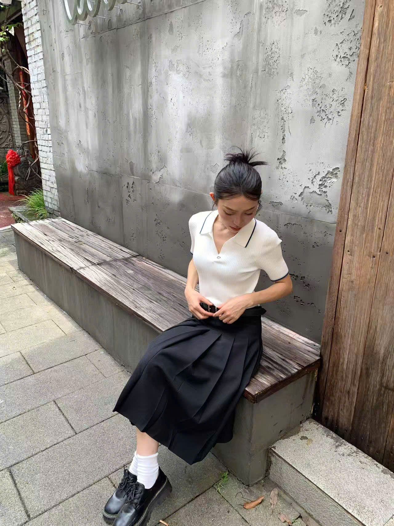  Áo polo trắng -viền xanh Navy cổ V 