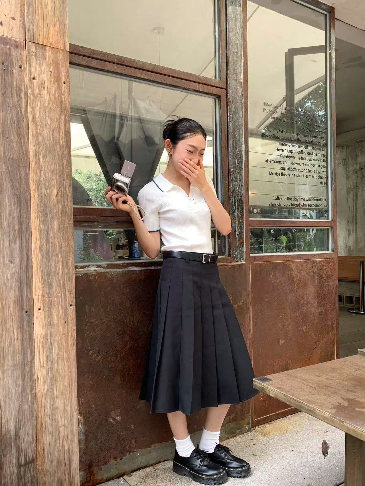  Áo polo trắng -viền xanh Navy cổ V 