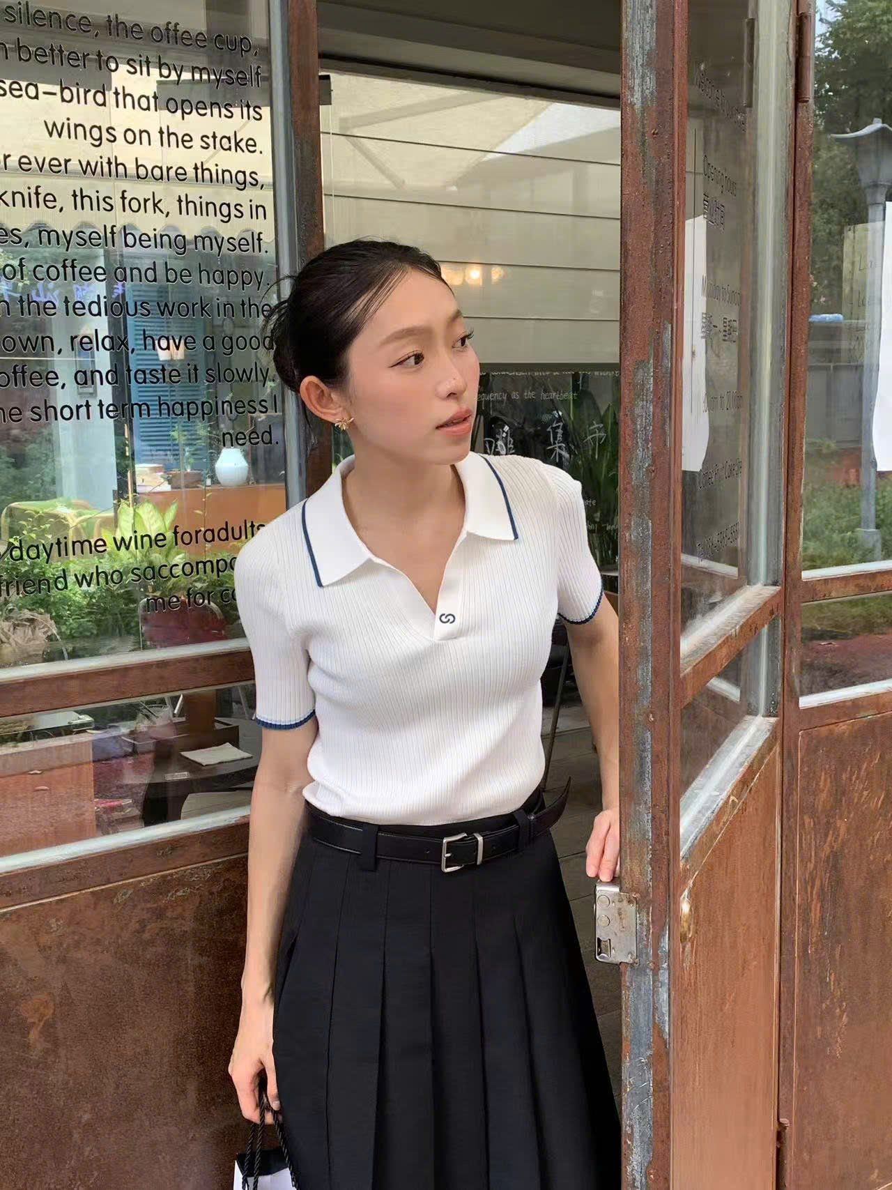  Áo polo trắng -viền xanh Navy cổ V 